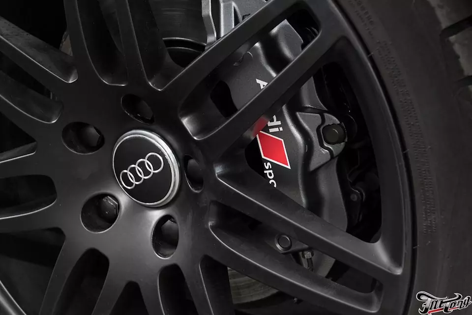 Audi Q7. Окрас суппортов с нанесением логотипа.